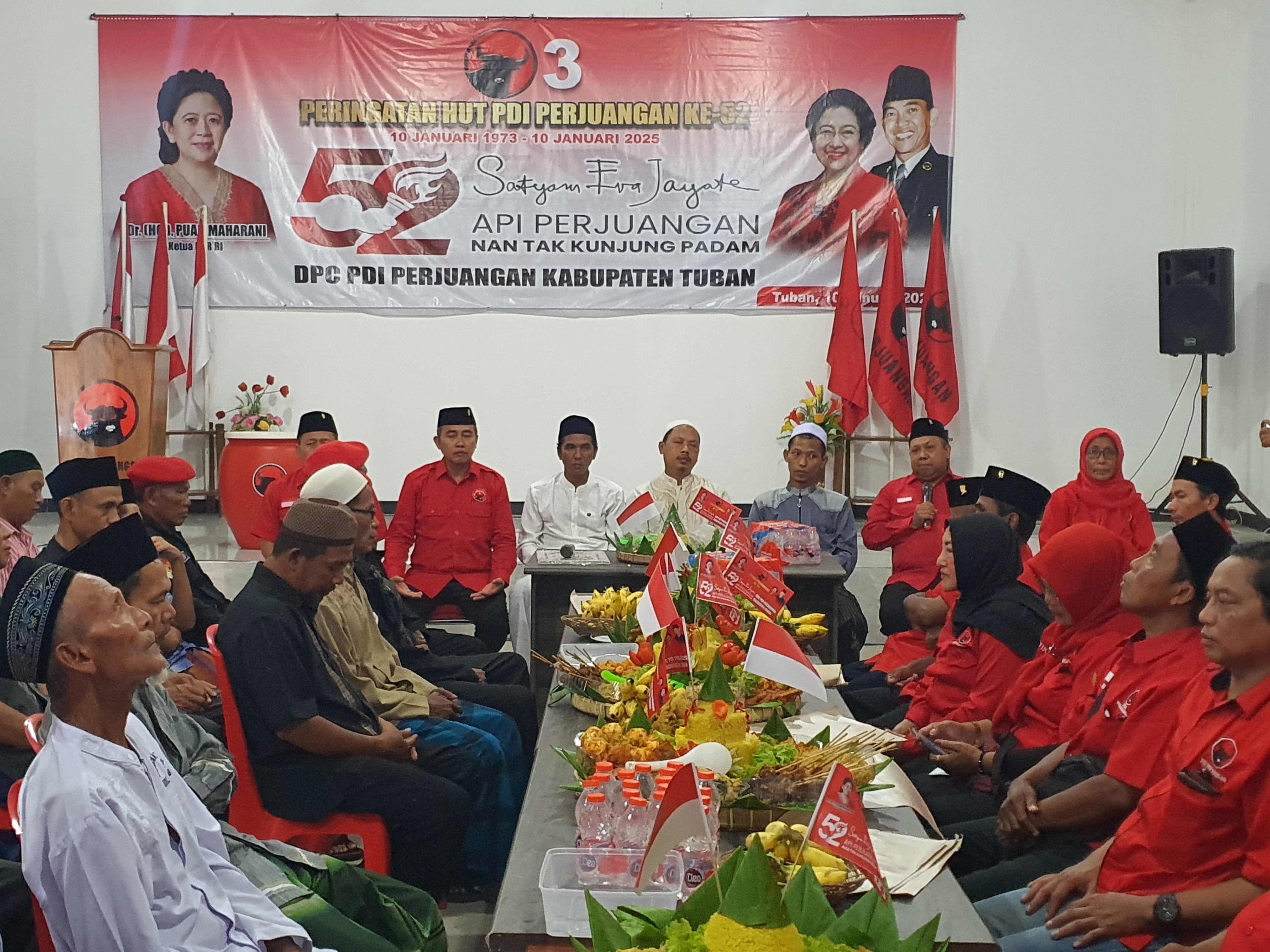 Kader PDIP Tuban doa bersama dalam rangka HUT ke 52 di kantor setempat Jumat (10/1