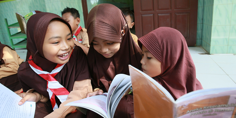 Siswa SDN Leran Kulon III tampak riang gembira mengisi waktu istirahat sekolah sembari membaca buku