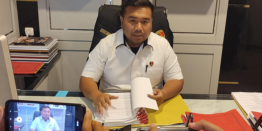 Kasat Reskrim Polres Tuban AKP Dimas Robin Alexander saat memberikan statemen di hadapan awak media.