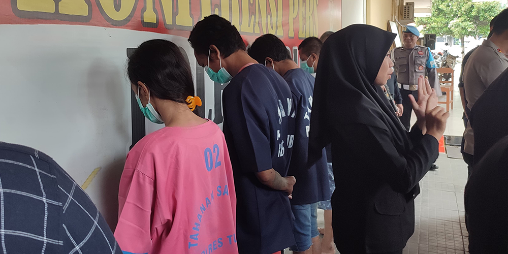 Sepasang kekasih pembobol jok motor spesialis maling HP di GOR Rangga Jaya Anoraga Tuban diringkus Satreskrim Polres Tuban.