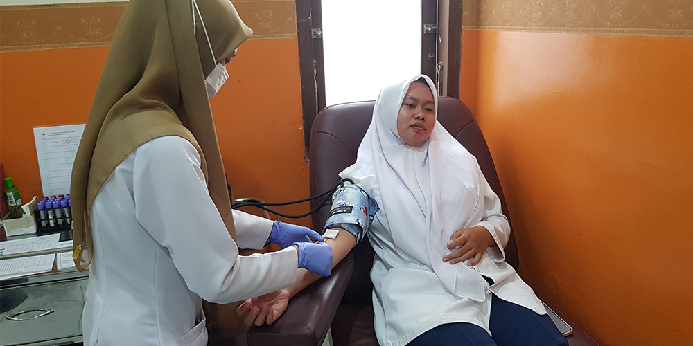 Salah satu warga mendonorkan darahnya di UDD PMI Tuban beberapa waktu lalu.