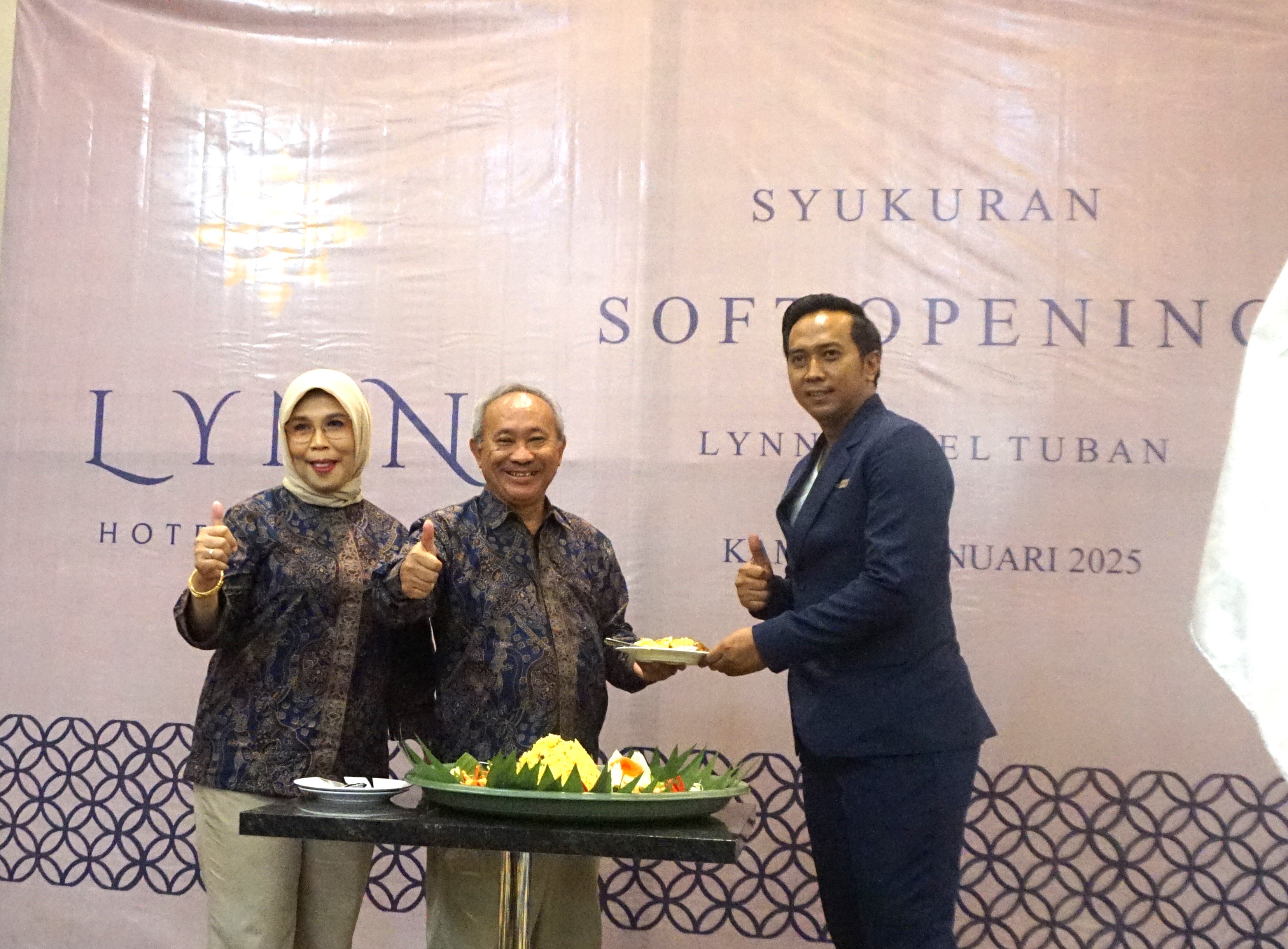 RESMI BEROPERASI: Owner Lynn Hotel Muhammad Najib bersama istri dan General Manager Lynn Hotel Tuban Martinus Tri Winarno foto bersama saat pemotongan tumpeng di soft opening Lynn Hotel Tuban