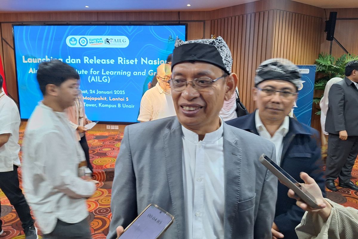 Rektor Unair Surabaya, Prof. M Nasih saat memberikan tanggapan terkait pengeolaan tambang