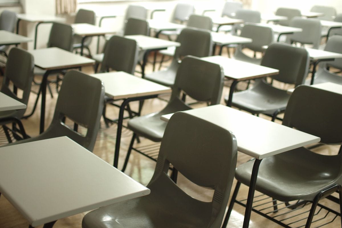 Ilustrasi bangku sekolah.