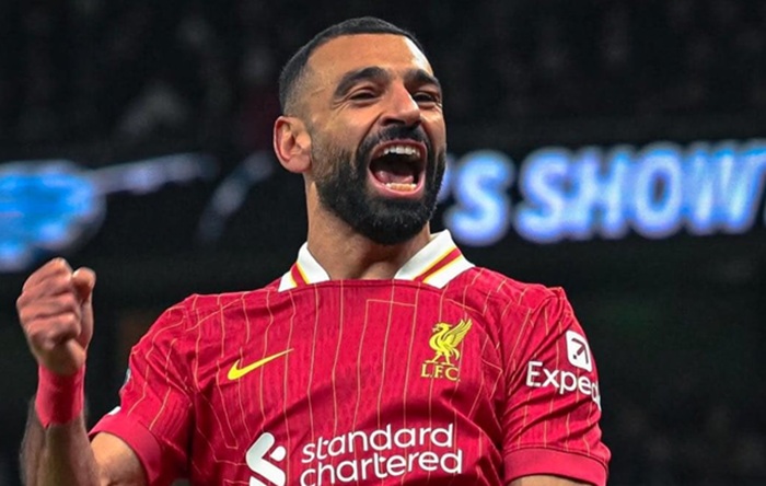Pemain Liverpool Mo Salah selebgrasi usai mencetak gol.