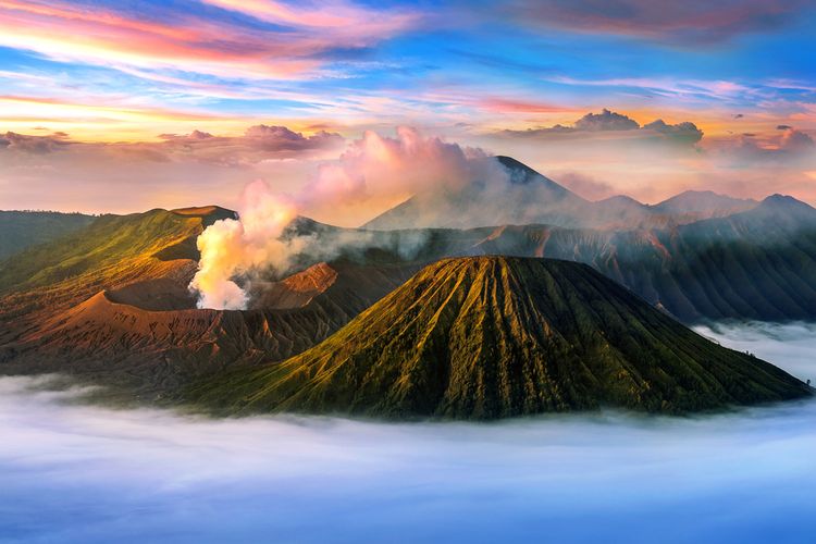 Pemandangan Gunung Bromo diambil dari drone.