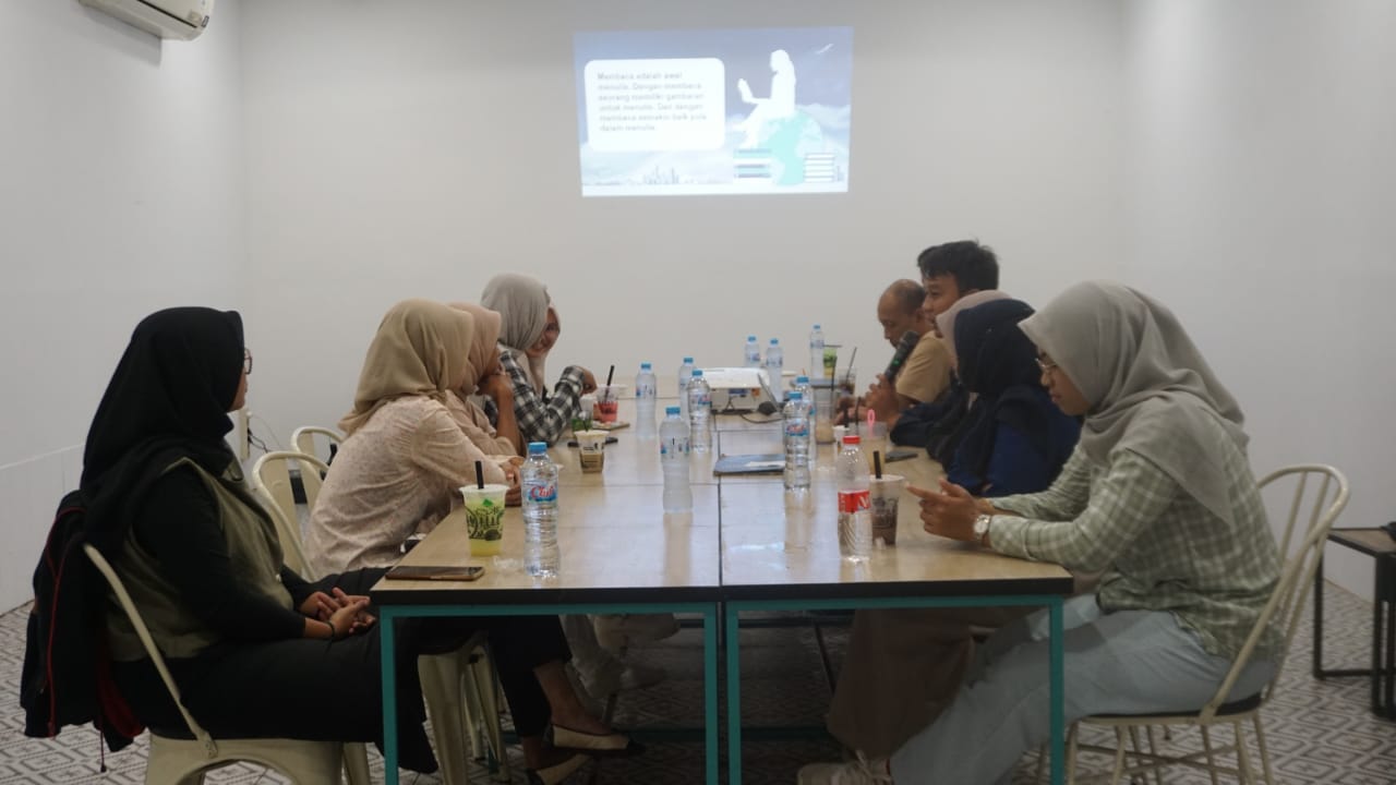 KEBERSAMAAN: Jawa Pos Radar Tuban bersama freelance content writer menggelar agenda rapat upgrading skill dan pengumuman penghargaan bagi freelancer terbaik, kemarin (27/