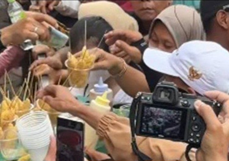 pedagang telur gulung yang ramai di beli