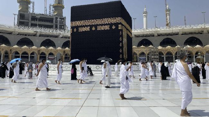 jemaah saat melakukan tawaf