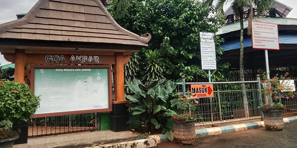 Wisata Goa Akbar terlihat sepi tanpa ada satu pengunjung pun, Kamis (30/1)
