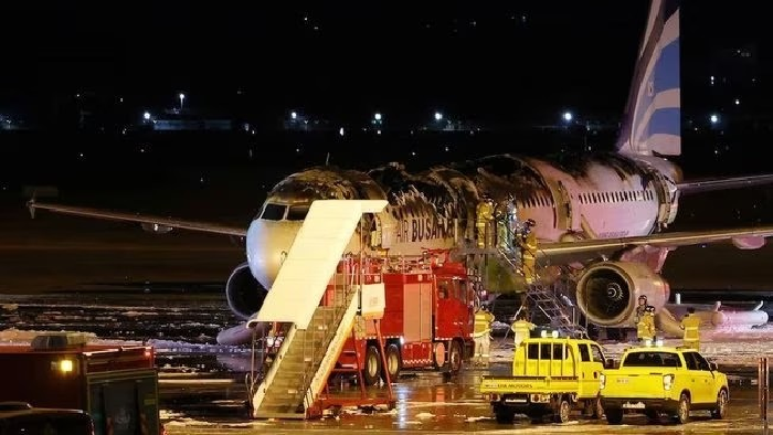Pesawat Air Busan yang terbakar di Bandara Internasional Gimhae
