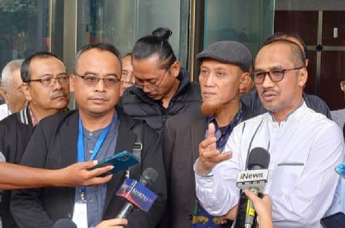 Mantan Ketua KPK Abraham Samad bersama pegiat antikorupsi laporkan adanya dugaan korupsi