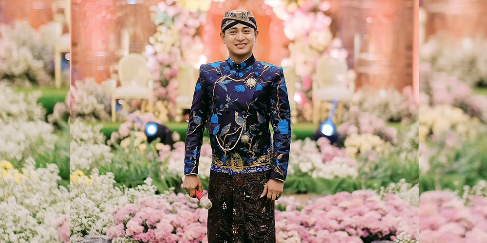 Nanang Ferianto tampak gagah saat mengenakan pakaian adat Jawa setelah nge-MC di sebuah acara yang dia pandu.