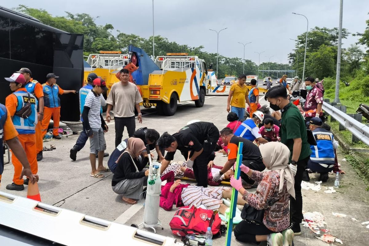 Bus Brimob kecelakaan