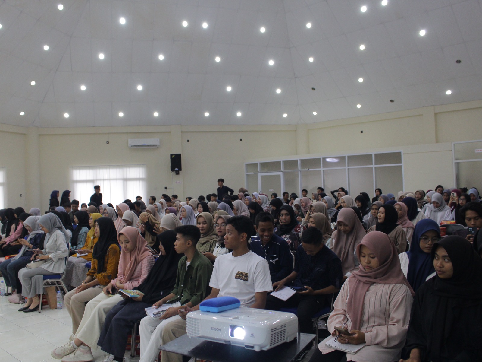 MENYIMAK: Ratusan peserta terlihat fokus menyimak materi yang disampaikan pemateri, kemarin (1/2).