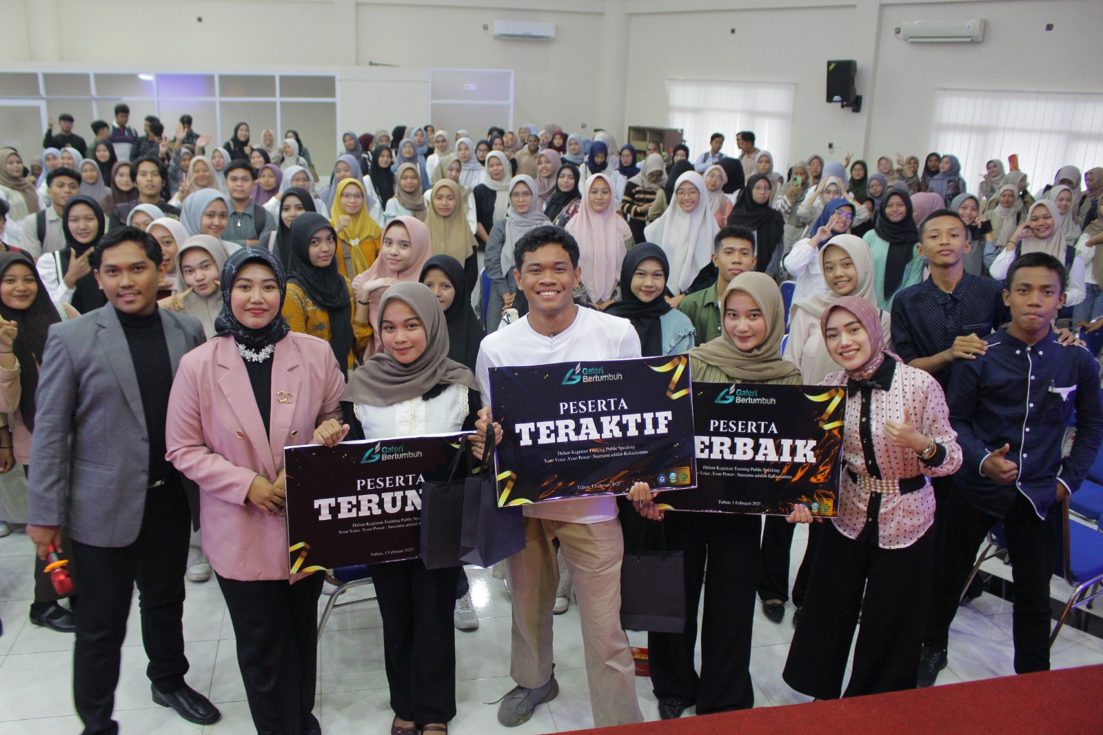 APRESIASI: Galeri bertumbuh beri apresiasi kepada peserta teraktif dalam acara training public speaking.