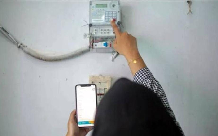 Salah satu warga yang tengah menikmati diskon listrik 50 persen