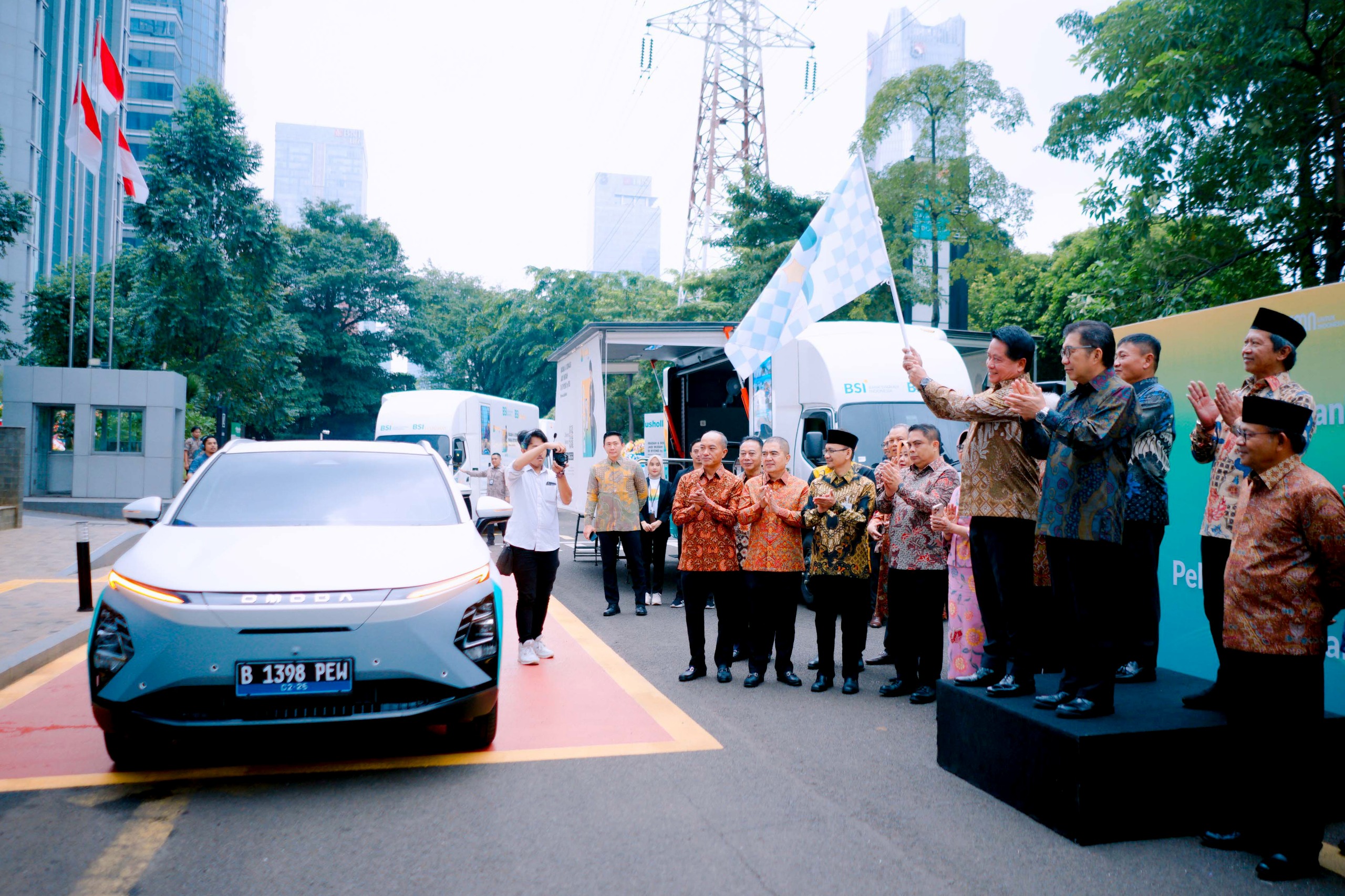 Direktur Utama BSI Hery Gunardi (kiri) bersama Komisaris Utama BSI Muliaman D Hadad (kanan)  melepas secara simbolik mobil listrik dan mobil musala