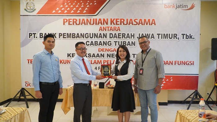 Proses penandatanganan PKS antara Kepala Kejari Tuban Imam Sutopo, SH., M.H. dan Pemimpin Bank Jatim Cabang Tuban Titi Handari Djoar didampingi AVP Penanganan Kasus Divisi Hukum Bank Jatim Troy Wahana