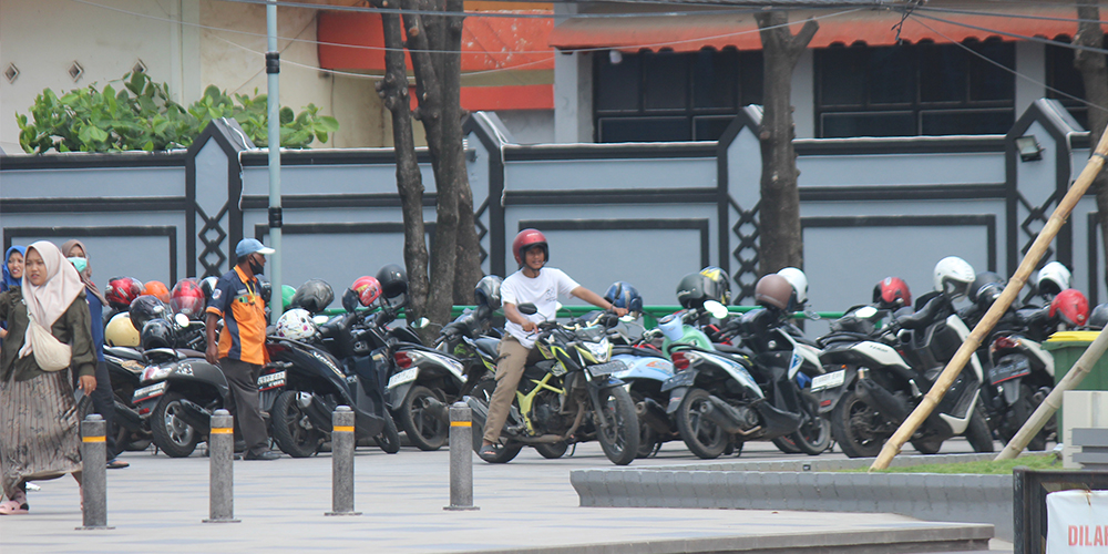 Program parkir berlangganan Tuban dinilai tak berjalan maksimal, warga tetap ditarik biaya parkir meski sudah tempel stiker.