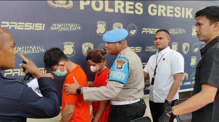 Dua tersangka saat diamankan polisi