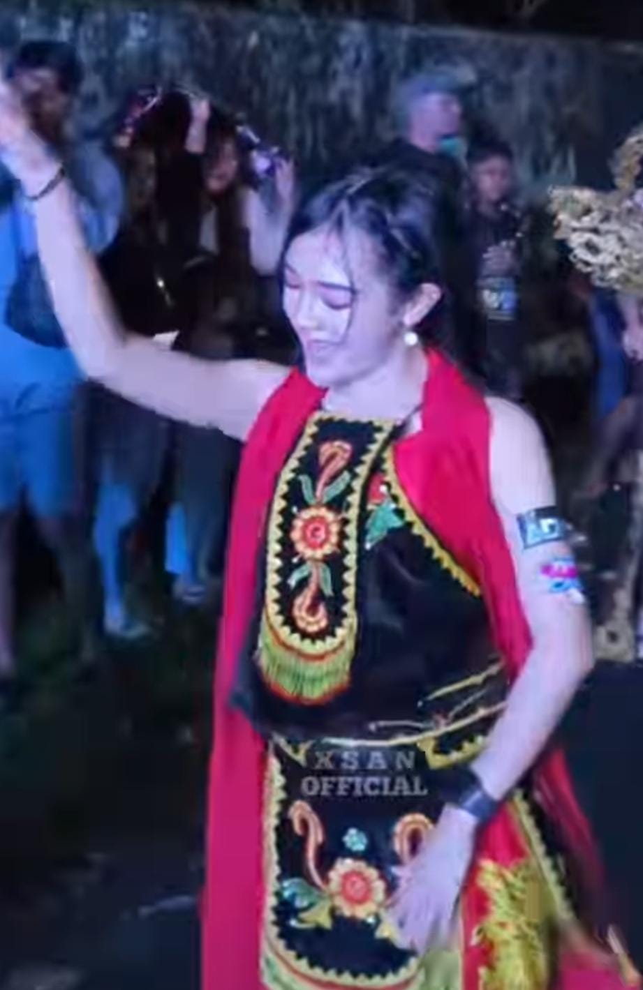 Dancer DJ gunakan baju Tari Gandrung Banyuwangi