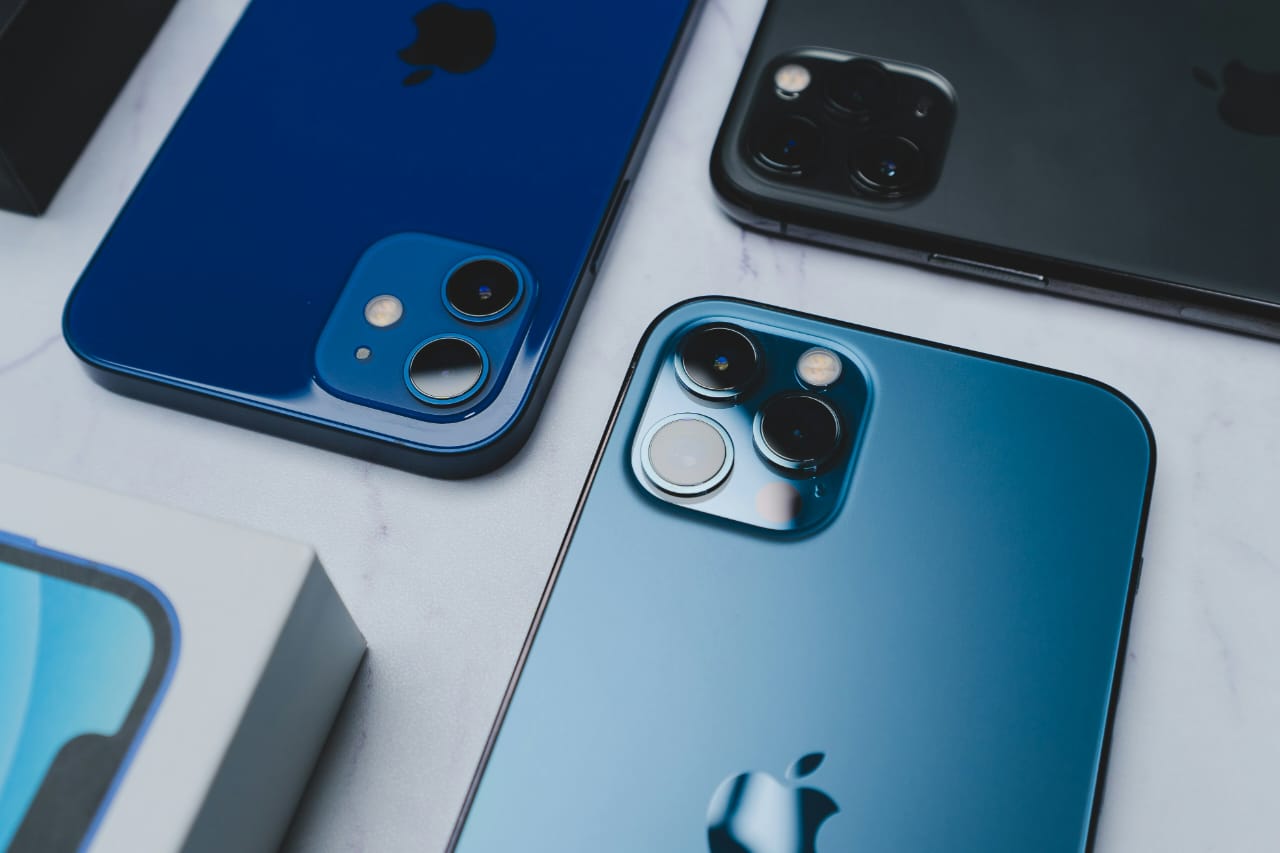 Apple menjalin kerja sama dengan  layanan internet berbasis satelit Starlink milik SpaceX.