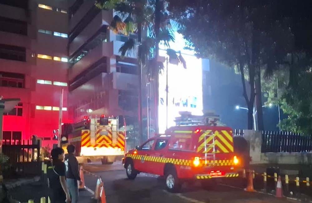Kebakaran melanda gedung Kementerian Agraria dan Tata Ruang/Badan Pertanahan Nasional (ATR/BPN) di Kebayoran Baru saat kasus pagar laut mengemuka.