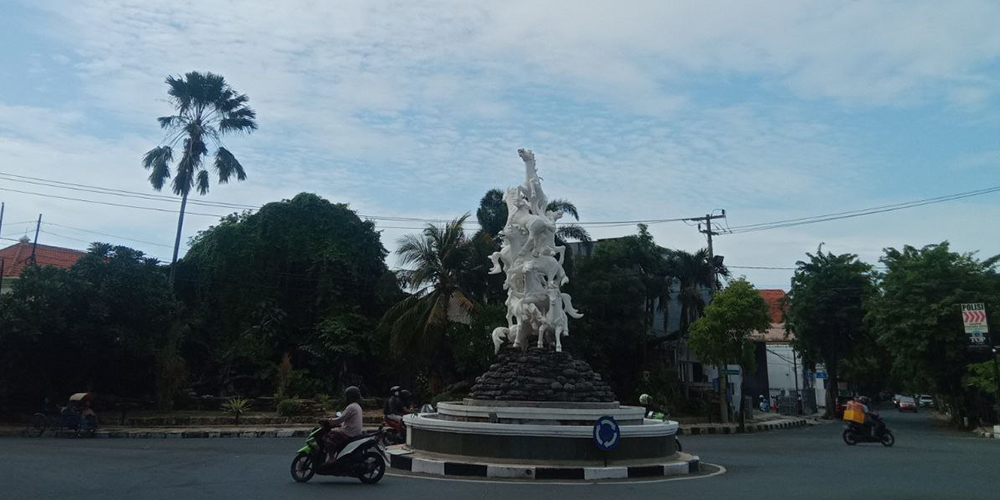 Langit Tuban sore hari terlihat berawan di atas Bundaran Patung Sembilan Kuda, Sleko, Jumat (7/2).