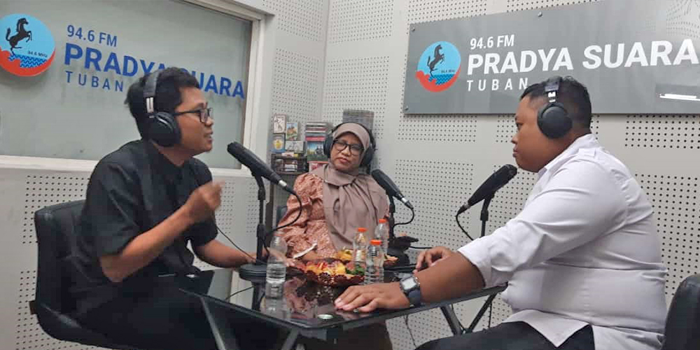 Dialog interaktif membincang peran media massa di era disrupsi digital di LPPL Radio Pradya Suara 94,6 FM bersama Kaprodi PBSI Unirow Yunita Suryani dan Redaktur Jawa Pos Radar Tuban Ahmad Athoillah