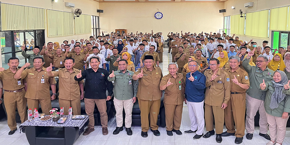 KEBERSAMAAN: Kacabdindik Jatim Wilayah Bojonegoro-Tuban bersama jajaran kepala sekolah dan peserta LKS Dikmen Kabupaten Tuban 2025.