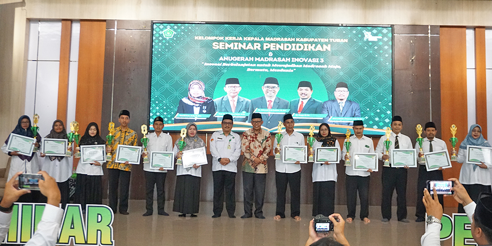 Penyerahan penghargaan AMI 2024 bidang literasi oleh Guru Besar Unisma Prof. Dr. H. Maskuri Bakri, M.Si. didampingi Plt. Kasi Pendma Tuban Ahmad Hudan Mabruri.