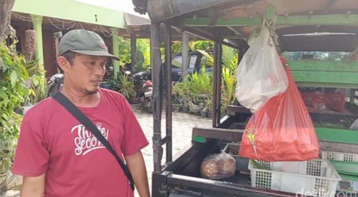 Marno, pedagang sayur keliling yang didugat oleh toko kelonton milik Bitner Sianturi.