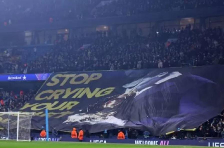 Spanduk fans Manchester City yang bikin permainan Vinicius Junior menggila di Etihad