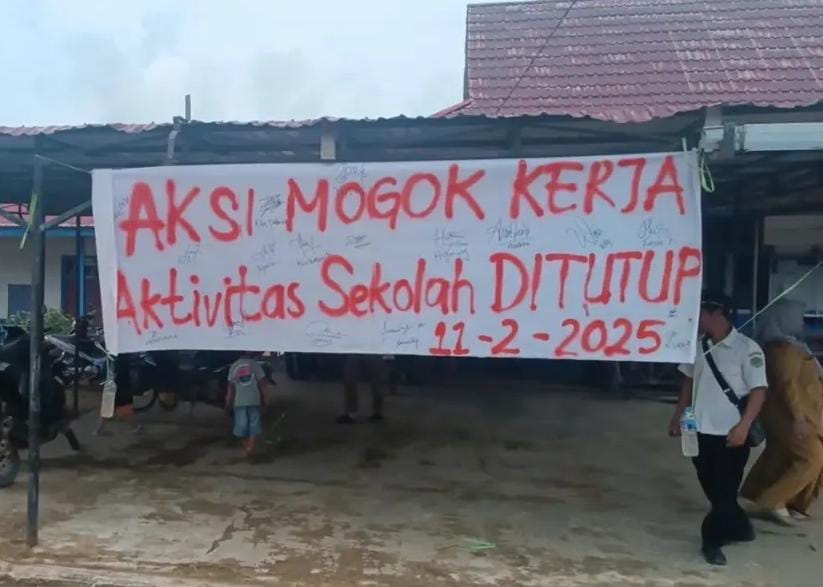 Salah satu baliho tulisan aksi mogok kerja di Mahakam Ulu, Kalimantan Timur.