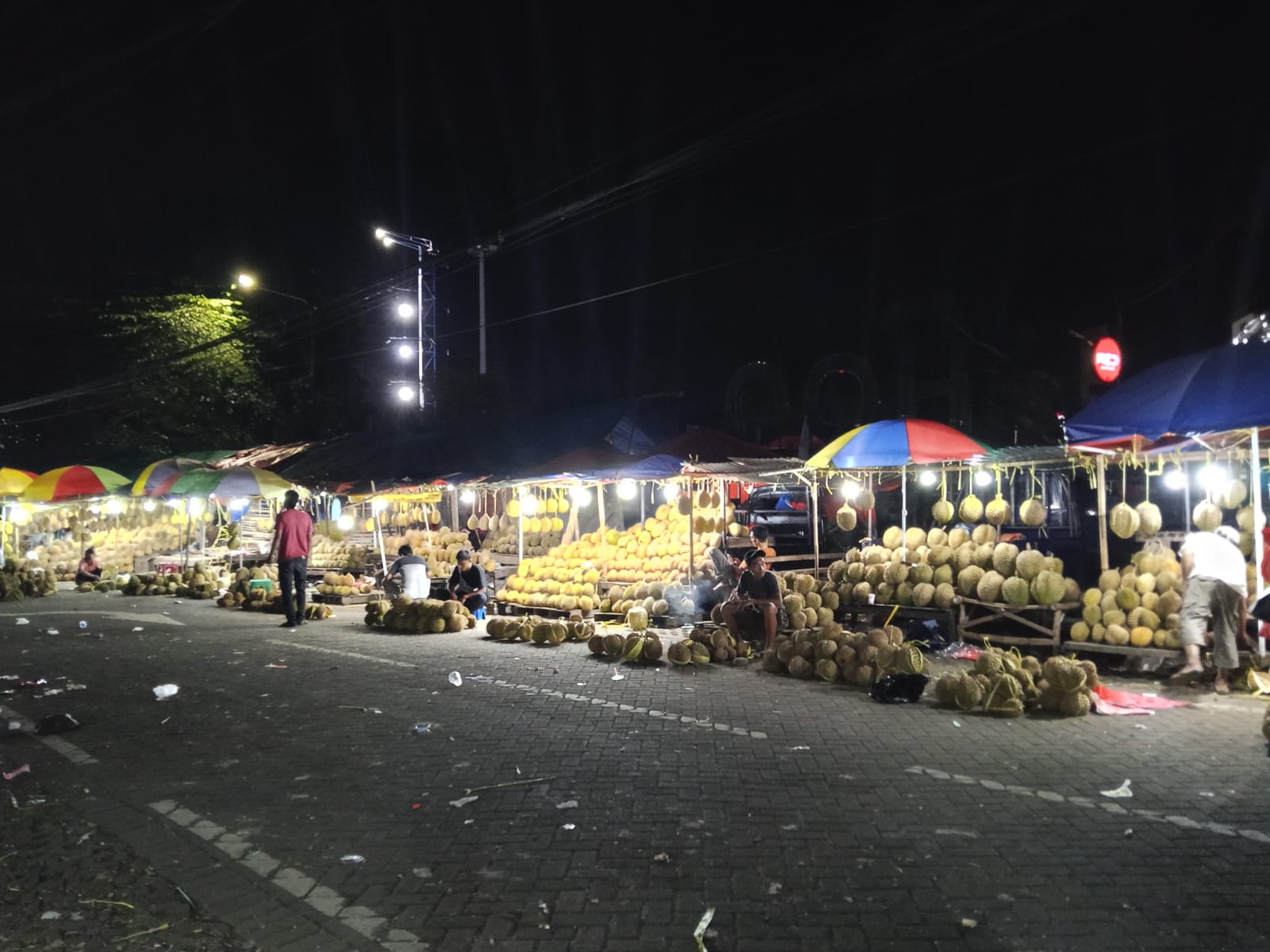 Pedagang durian di kawasna wisata Cheng Ho, Pasuaruan, yang mengaku terdampak dengan video yang mengungkap pedagang nakal.