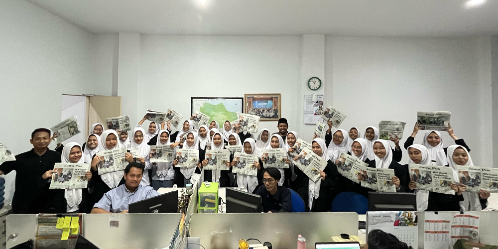 BELAJAR JURNALISTIK: 31 siswi MA Assalam Bangilan bersama dua guru pendamping melakukan kunjungan redaksi di kantor Jawa Pos Radar Tuban Kamis (13/2).