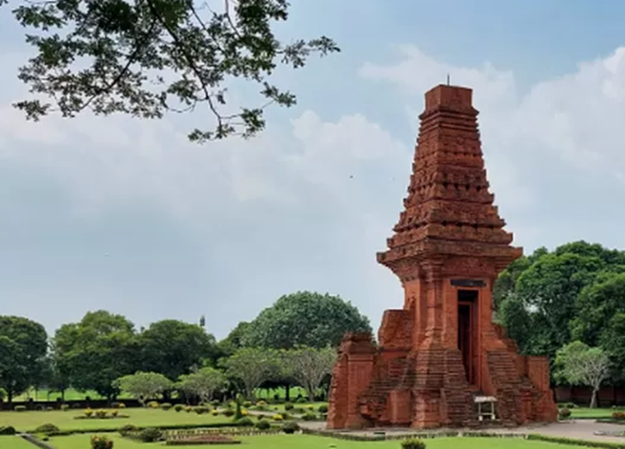 Salah satu candi peninggalan Kerajaan Majapahit.