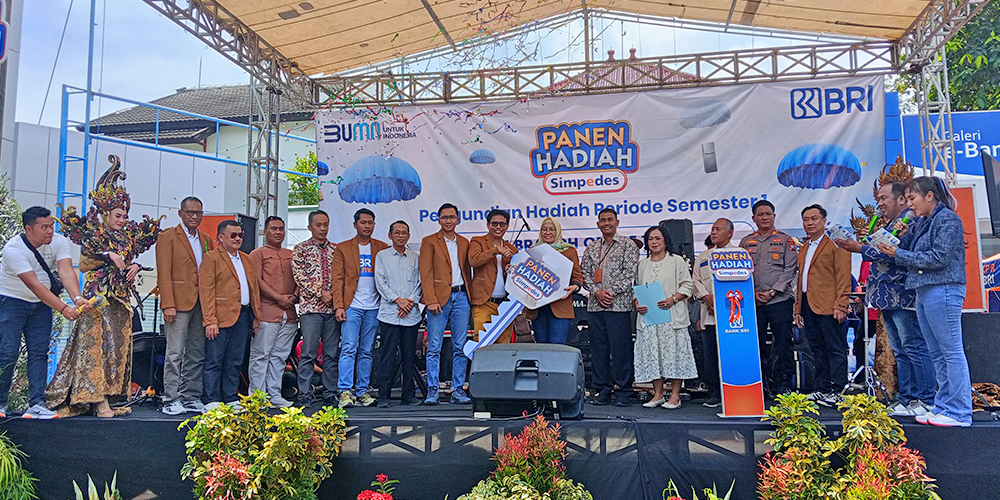 Branch Manager BRI Tuban Arief Prabowo bersama tamu VIP secara simbolis menyerahkan Grand Prize I mobil Suzuki All New Ertiga GL/MT kepada pimpinan Unit BRI Palang untuk diberikan kepada nasabah.