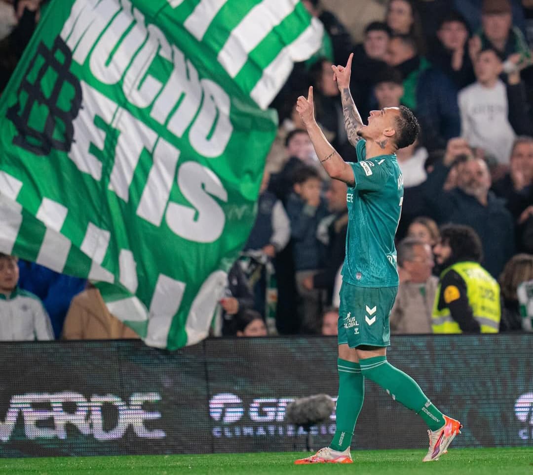 Antony selebrasi setelah cetak gol.