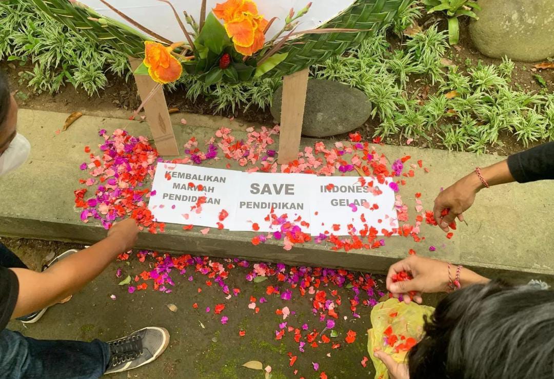 Mahasiswa kirim karangan bunga ke Kemenkeu akibat efisiensi anggaran pendidikan