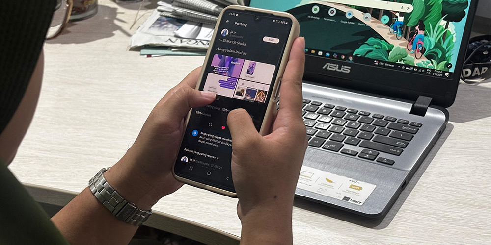 Seorang Gen Z saat mengikuti alur cerita yang ada dalam alternative universe atau AU di X/Twitter.