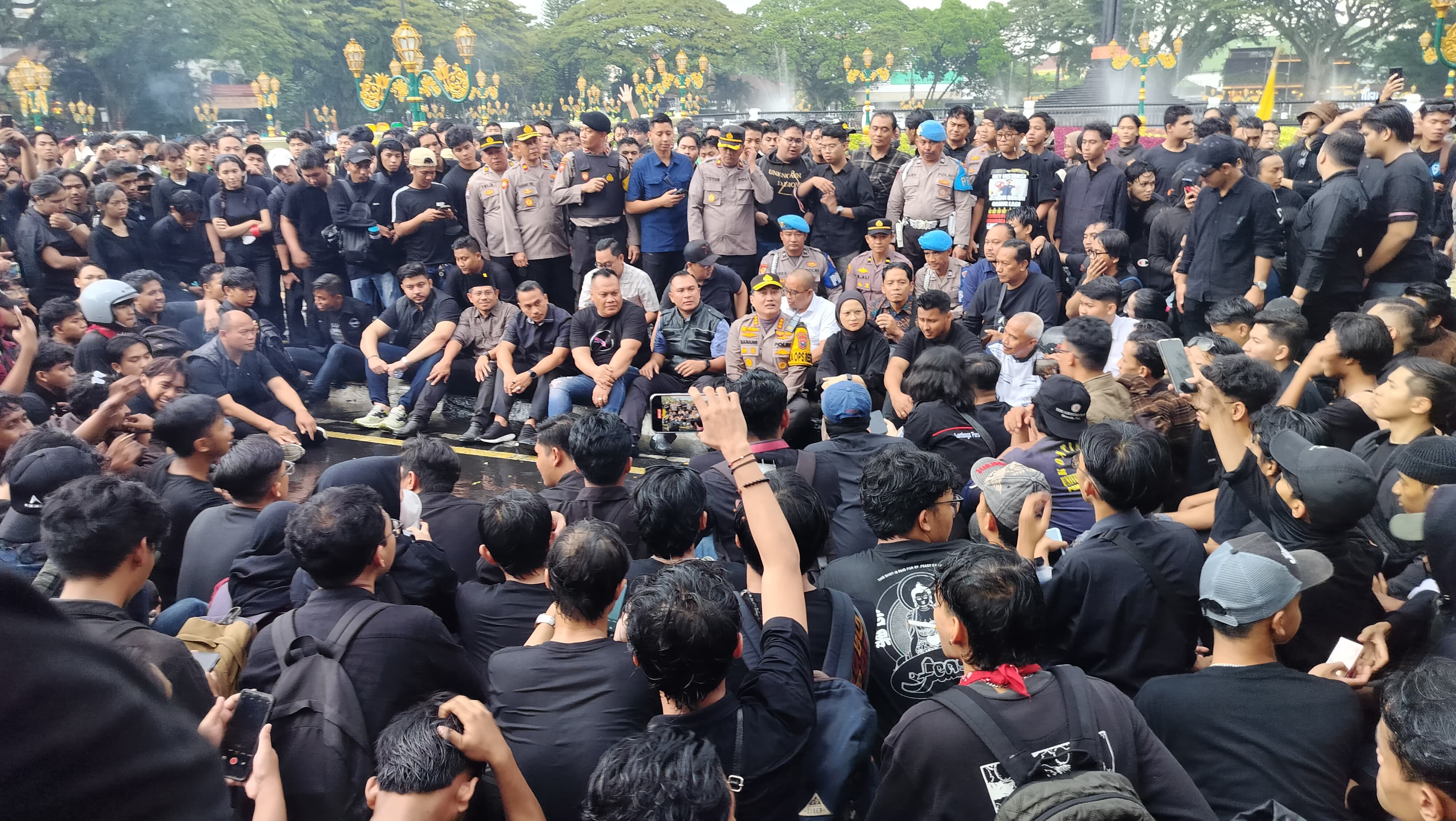 Kapolresta Malang Kota Kombespol Nanang Haryono saat ikut di tengah mahasiswa yang menggelar aksi Indonesia Gelap.