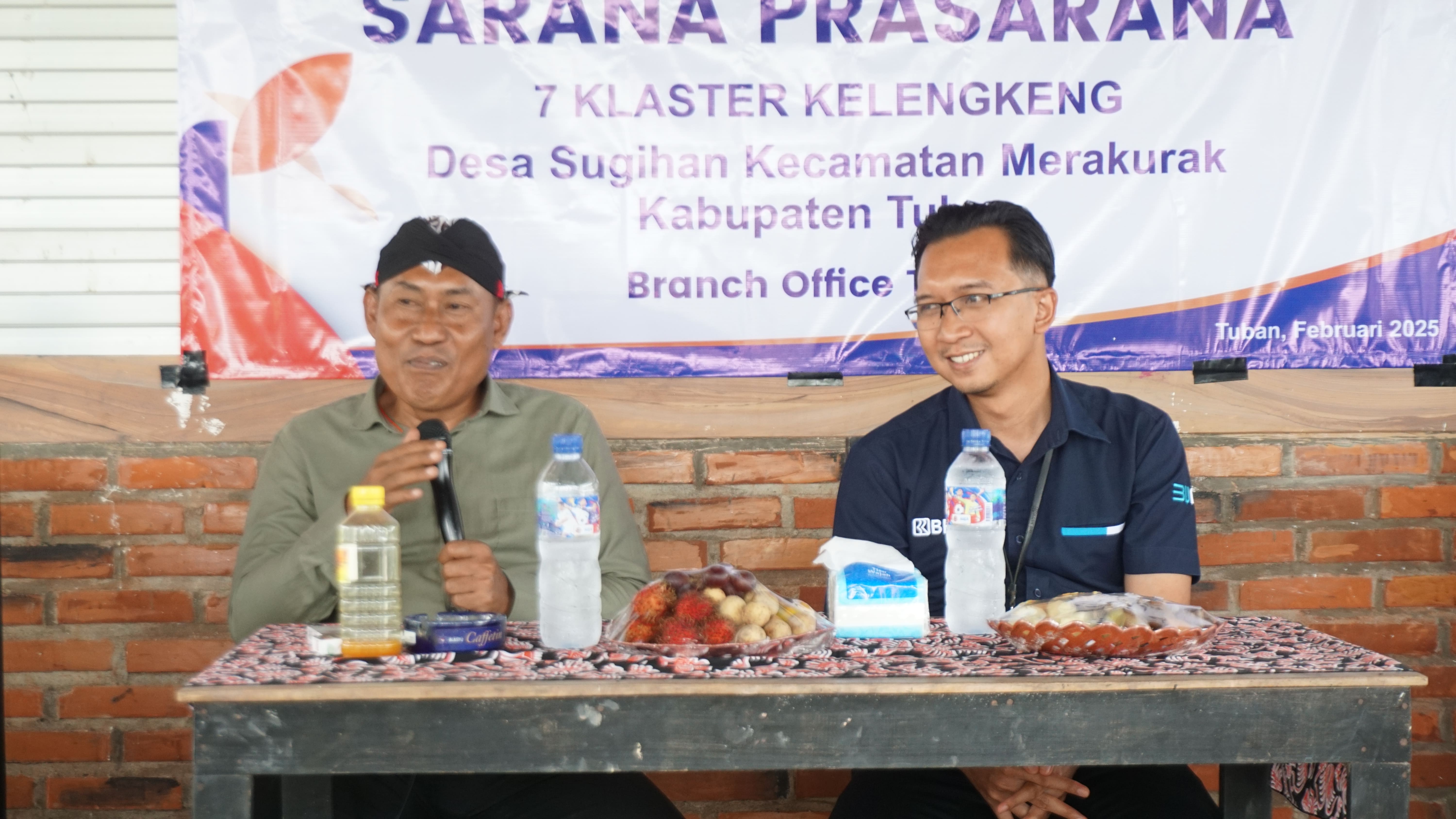 Kepala Desa Sugihan, Zito Warsito bersama  Branch Manager BRI BO Tuban, Moh Arief Prabowo (kiri ke kanan)