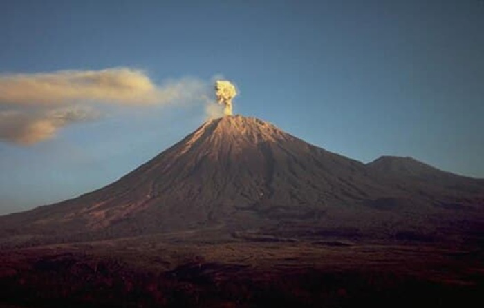 Ilustrasi erupsi Gunung Semeru.