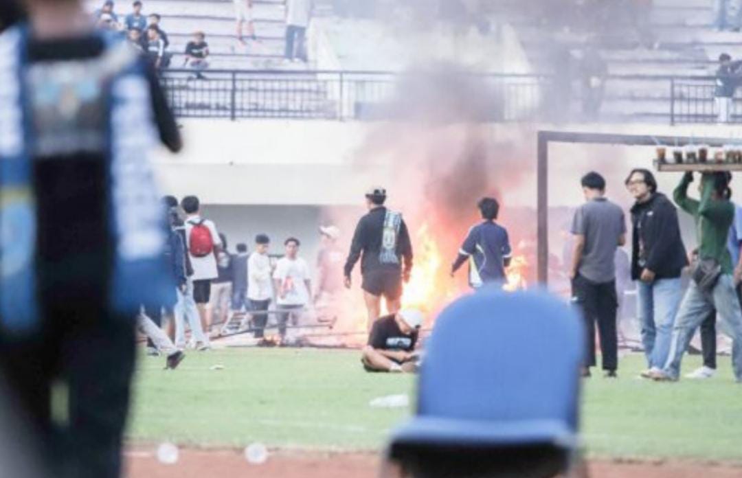 Kerusuhan suporter Persela dan Persijap di Stadion Tuban Sport Center (TSC)