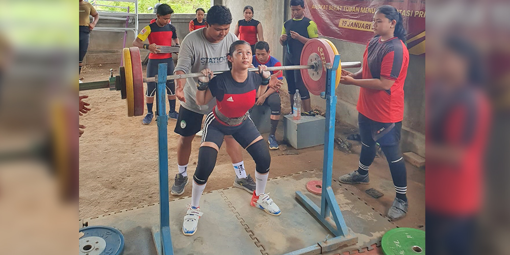 Salah satu atlet cabor angkat berat Tuban melakukan tes fisik angkat  beban, Minggu (23/2).