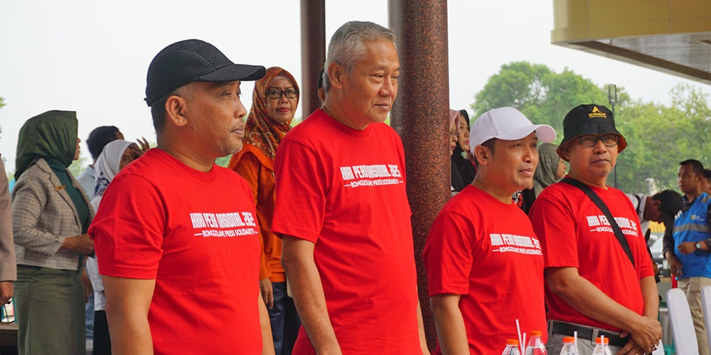 Wakil Bupati Tuban Joko Sarwono (dua dari kiri) menghadiri acara puncak peringatan HPN yang diselenggarakan RPS Tuban di Taman Hutan Kota Abhipraya, Minggu (23/2).