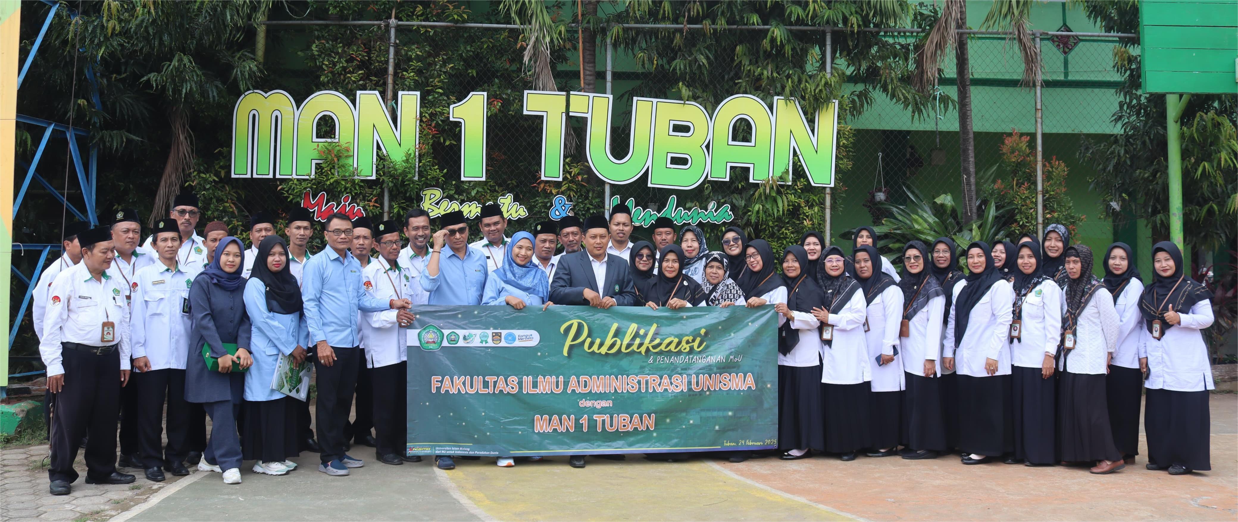 SEMANGAT : Tim dosen FIA Unisma berfoto bersama guru-guru di MAN 1 Tuban.