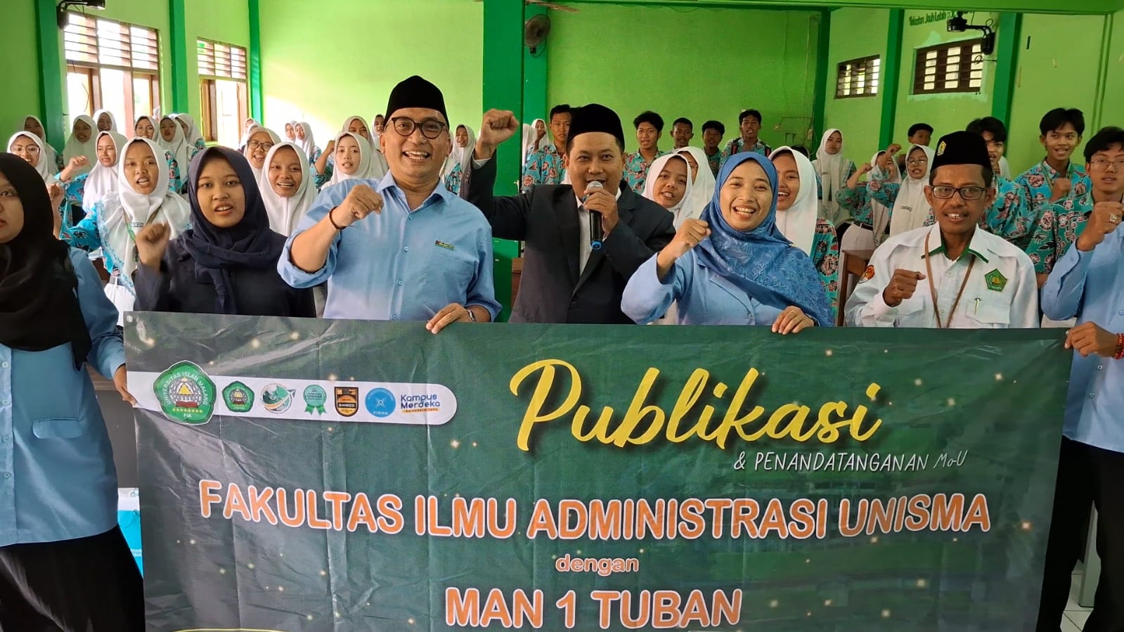 Tim dari FIA Unisma saat memberikan materi di depan murid-murid kelas XII&nbsp;MAN&nbsp;1&nbsp;Tuban